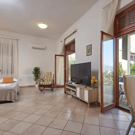 In Slatine With Terrace, Air Conditioning, Wi-fi Apartman