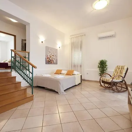 Apartman In Slatine With Terrace, Air Conditioning, Wi-fi *