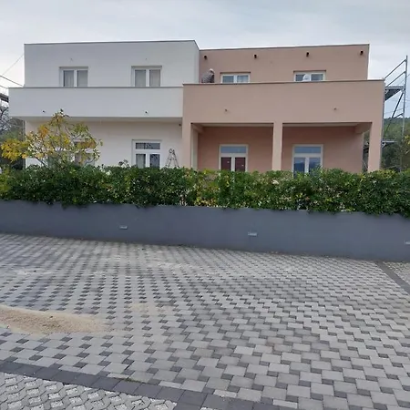 In Slatine With Terrace, Air Conditioning, Wi-fi Apartman