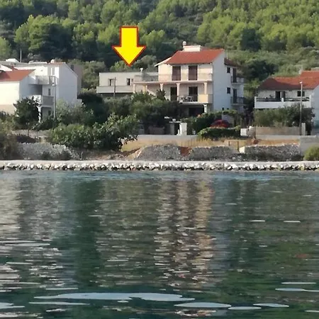 Apartman In Slatine With Terrace, Air Conditioning, Wi-fi