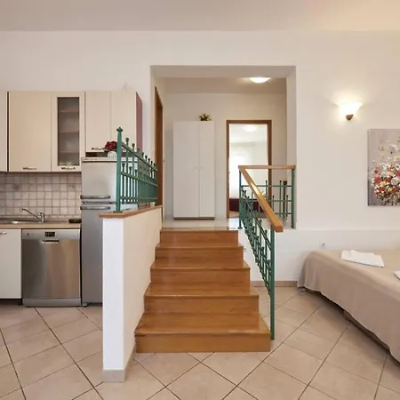 In Slatine With Terrace, Air Conditioning, Wi-fi * Traù
