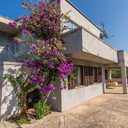 In Slatine With Terrace, Air Conditioning, Wi-fi * Traù
